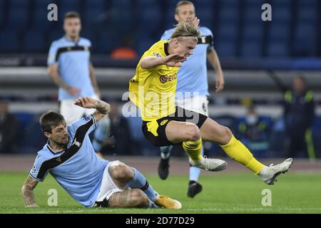 OME, ITALIA - Ottobre 20 : Francesco Acerbi ( L) della SS Lazio in azione contro Erling Braut Haaland (R) di Borussia Dortmund durante il campione UEFA Foto Stock