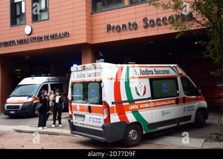 Milano, Italia. 21 Ott 2020. MILANO, Ospedale San Giuseppe, coda di persone in attesa per il Tampone Covid 19 (Maurizio Maule/Fotogramma, MILANO - 2020-10-21) p.s. la foto e' utilizzabile nel messaggio del contenuto in cui e' stata attaccata, e senza intenzione di diffondere il decoro/Alpersamy Agenzia indipendente delle foto: Live Photo Agency delle presentazioni Foto Stock