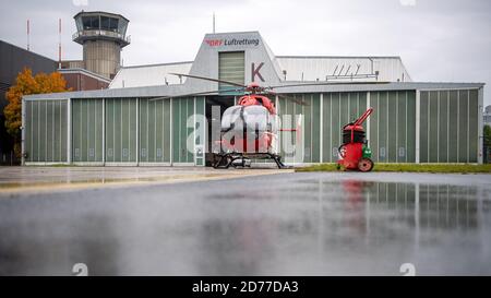 Brema, Germania. 21 Ott 2020. Il nuovo elicottero di tipo EC145 si trova all'aeroporto di fronte alla stazione di Brema del DRF Luftrettung. L'elicottero EC145 per il trasporto di terapia intensiva sostituisce il precedente BK 117. Credit: Sina Schuldt/dpa/Alamy Live News Foto Stock