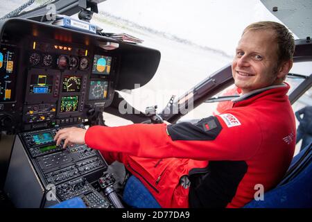 Brema, Germania. 21 Ott 2020. Ingo Reckermann, pilota e direttore di stazione della stazione di Brema del DRF Luftrettung, è seduto nel nuovo elicottero di tipo EC145. L'elicottero EC145 per il trasporto di terapia intensiva sostituisce il precedente BK 117. Credit: Sina Schuldt/dpa/Alamy Live News Foto Stock