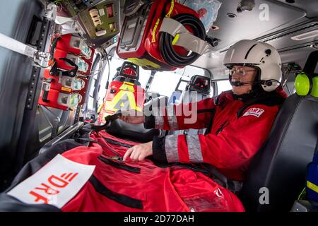 Brema, Germania. 21 Ott 2020. Annette, medico di emergenza presso la stazione di Brema del DRF Luftrettung, è seduto nel nuovo elicottero tipo EC145. L'elicottero EC145 per il trasporto di terapia intensiva sostituisce il precedente BK 117. Credit: Sina Schuldt/dpa/Alamy Live News Foto Stock