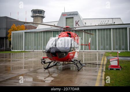 Brema, Germania. 21 Ott 2020. Il nuovo elicottero di tipo EC145 si trova all'aeroporto di fronte alla stazione di Brema del DRF Luftrettung. L'elicottero EC145 per il trasporto di terapia intensiva sostituisce il precedente BK 117. Credit: Sina Schuldt/dpa/Alamy Live News Foto Stock