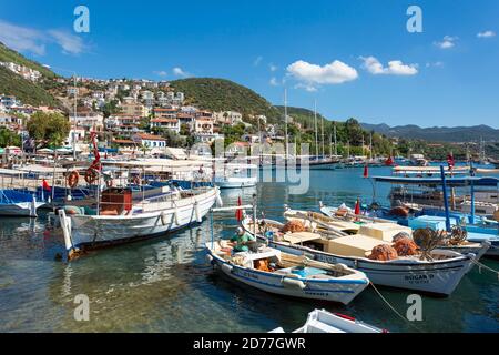 Barche da pesca ormeggiate al porto di Kaş in una giornata limpida, provincia di Antalya, Turchia Foto Stock