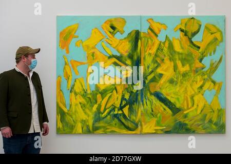 Londra, Regno Unito. 21 ottobre 2020. Un membro dello staff della galleria si pone accanto a 'Waidmannsheil', 2020, di Erika Navas. Anteprima di startnet Art Fair alla Saatchi Gallery di Chelsea. La fiera d'arte contemporanea espone la Londra locale, oltre che internazionali, gallerie e singoli artisti da tutto il mondo. La fiera si svolge dal 21 al 25 ottobre con i protocolli Covid-19 in atto per i visitatori. Credit: Stephen Chung / Alamy Live News Foto Stock