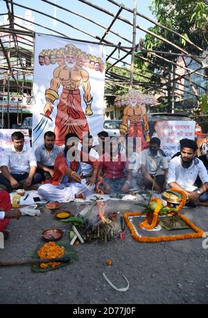 Guwahati, Assam, India. 21 Ott 2020. Attivisti dell'Unione degli studenti nazionali dell'India (Nsui), alunni ala dell'India Congresso Nazionale partito politico eseguire rituale santo facendo il primo ministro dell'India Narendra modi dieci teste come Ravana, il re dei demoni mentre protestando il crimine contro la donna, Giobbe truffa, aumento dei prezzi e contro la legge di modifica anti-cittadinanza a Rajiv Bhawan a Guwahati Assam India mercoledì 21 ottobre 2020. Credit: Dasarath Deka/ZUMA Wire/Alamy Live News Foto Stock