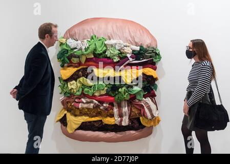 Londra, Regno Unito. 21 ottobre 2020. (L) Gray Skipwith, direttore della fiera, e una vista visitatori 'Bon Appetit', 2019, dell'artista coreano Eunha Kim, un collage fatto di abiti abbandonati. Anteprima di startnet Art Fair alla Saatchi Gallery di Chelsea. La fiera d'arte contemporanea espone la Londra locale, oltre che internazionali, gallerie e singoli artisti da tutto il mondo. La fiera si svolge dal 21 al 25 ottobre con i protocolli Covid-19 in atto per i visitatori. Credit: Stephen Chung / Alamy Live News Foto Stock