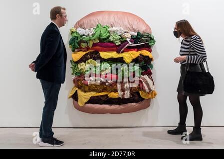 Londra, Regno Unito. 21 ottobre 2020. (L) Gray Skipwith, direttore della fiera, e una vista visitatori 'Bon Appetit', 2019, dell'artista coreano Eunha Kim, un collage fatto di abiti abbandonati. Anteprima di startnet Art Fair alla Saatchi Gallery di Chelsea. La fiera d'arte contemporanea espone la Londra locale, oltre che internazionali, gallerie e singoli artisti da tutto il mondo. La fiera si svolge dal 21 al 25 ottobre con i protocolli Covid-19 in atto per i visitatori. Credit: Stephen Chung / Alamy Live News Foto Stock