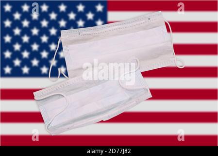 Maschera chirurgica protettiva con bandiera americana. Difendere l’America contro Coronavirus. Foto Stock