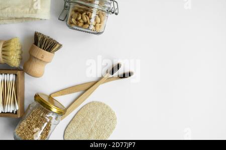 Kit di scarico zero. Set di posate in bambù eco-compatibili e spazzolini per la pulizia, sacchetti di cotone a rete, vasetti in vetro, loofah e scatola di tamponi di cotone. Naturale e. Foto Stock