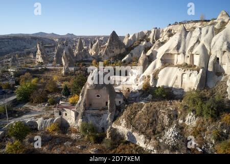 Paesaggio con abitazioni in pietra arenaria nella valle della Cappadocia. Foto Stock