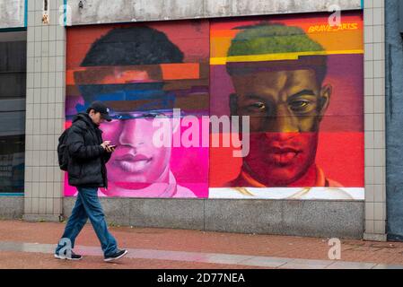 High Street, Southend on Sea, Essex, Regno Unito. 21 Ott 2020. Per contribuire a promuovere gli eventi Celebration of Black Lives che si terranno a Southend il 24 ottobre, un murale di Street art è stato verniciato a spruzzo sull'accaparramento di un negozio chiuso nell'area commerciale della città di High Street. L'immagine del calciatore Marcus Rashford MBE è di Scotty Brave of Bravearts. La Celebrazione fa parte del mese della storia nera. Rashford, che gioca per Manchester Utd e Inghilterra, ha fatto campagna per affrontare la povertà alimentare infantile con pasti scolastici gratuiti durante le vacanze. Ignorato dal passer da Foto Stock