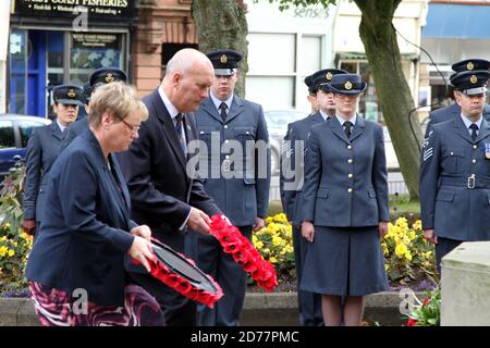 Prestwick, Ayrshire, Scozia, UK Battle of Britain Remembrance Service a Prestwick Cross. Stendere le corone e saluire. Sandra Osbourne MP & John Scott MSP Lay wreath per conto di governanti britannici e scozzesi Foto Stock