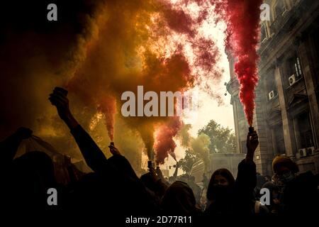 Barcellona, Spagna. 21 Ott 2020. Gli studenti colpevoli illuminano gli incendi del Bengala di fronte a un edificio dell'Amministrazione dell'Università Catalana durante una protesta contro le condizioni precarie nel sistema di istruzione pubblica a causa della continua diffusione del coronavirus. Credit: Matthias Oesterle/Alamy Live News Foto Stock