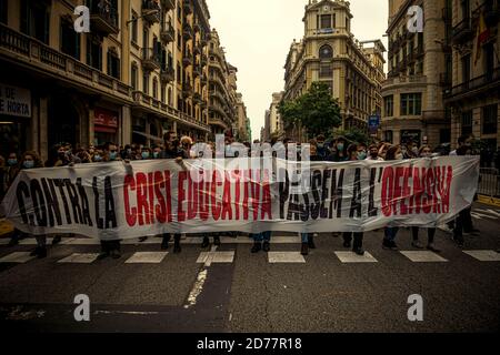 Barcellona, Spagna. 21 Ott 2020. Colpendo gli studenti catalani marciano dietro la loro bandiera durante una protesta per le condizioni precarie nel sistema di istruzione pubblica a causa della continua diffusione del coronavirus. Credit: Matthias Oesterle/Alamy Live News Foto Stock