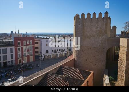 Plaza alta edifici rossi e bianchi vista dal castello della città di Badajoz, Spagna Foto Stock