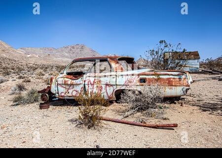 Un'auto abbandonata a Rhyolite Ghost Town, Nevada Foto Stock