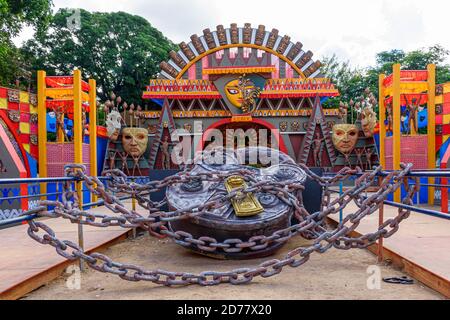 Foto del pandal Durga Puja decorato, Durga Puja è il più grande festival religioso dell'Induismo. Girato a luce colorata, a Kolkata, Bengala Occidentale, India ON Foto Stock