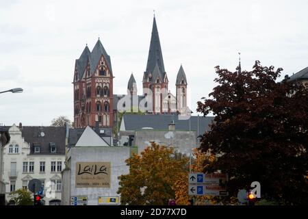Limburgo, Germania. 20 Ott 2020. Vista sulla città di Limburg, skyline, con la cattedrale di Limburg, Limburg an der Lahn, 20 ottobre 2020. Â | utilizzo in tutto il mondo Credit: dpa/Alamy Live News Foto Stock