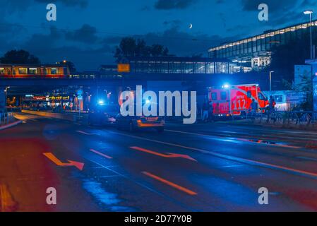 Operazioni di emergenza con ambulanze e veicoli di polizia presso una stazione ferroviaria di Berlino, Germania Foto Stock