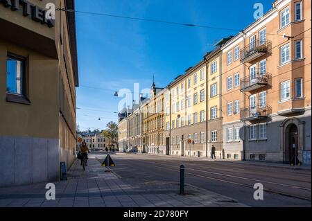 Vecchi edifici residenziali a Nygatan in Norrkoping in una giornata di sole nel mese di ottobre 2020. Norrkoping è una storica città industriale svedese. Foto Stock