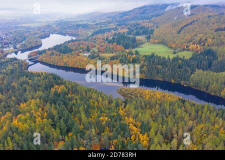 Vista aerea dei colori autunnali dei boschi a Loch at River Tummel e Loch Faskally nei pressi di Pitlochry in Perthshire, Scozia, Regno Unito Foto Stock