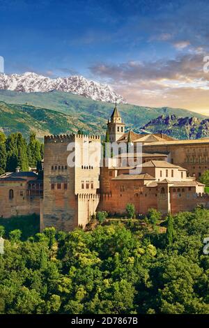 Vista del Islmaic Moresco Alhambra Palace comples e fortificazioni. Granada, Andalusia, Spagna. Foto Stock