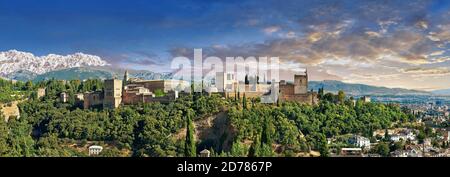 Vista panoramica della Islmaic Moresco Alhambra Palace comples e fortificazioni. Granada, Andalusia, Spagna. Foto Stock