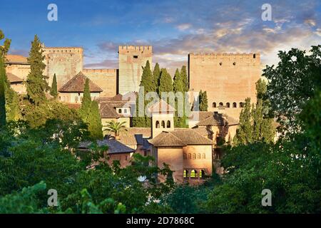 Vista del Islmaic Moresco Alhambra Palace comples e fortificazioni. Granada, Andalusia, Spagna. Foto Stock