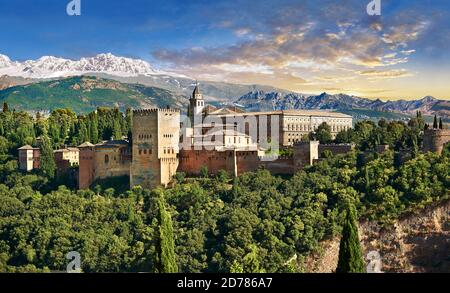 Vista del Islmaic Moresco Alhambra Palace comples e fortificazioni. Granada, Andalusia, Spagna. Foto Stock