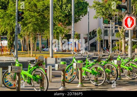 TEL AVIV, ISRAELE, DICEMBRE - 2019 - biciclette pubbliche parcheggiate nel famoso viale rothschild, tel aviv, israele Foto Stock