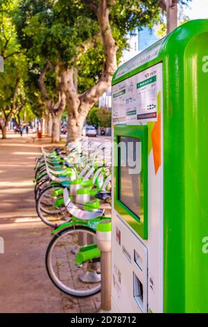 TEL AVIV, ISRAELE, DICEMBRE - 2019 - biciclette pubbliche parcheggiate nel famoso viale rothschild, tel aviv, israele Foto Stock