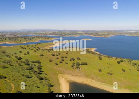 Lago di Dam bacino drone vista aerea del Barragem do Caia Dam olivi paesaggio in Alentejo, Portogallo Foto Stock