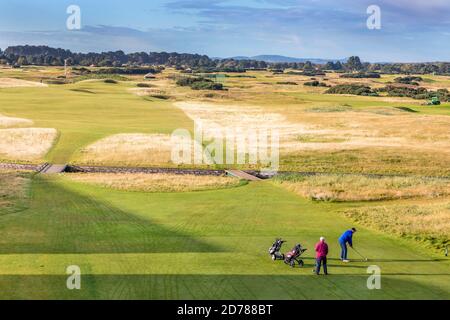 Golfisti sul primo tee al campo da golf Carnoustie Championship Golf Links, Carnoustie, Angus, Scozia, Regno Unito Foto Stock