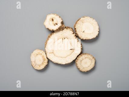 Vista dall'alto medicina delle erbe BaiZhi o Angelicae Dahuricae Radix o. Radice di Taiwan Angelica Foto Stock