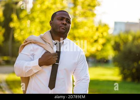 Ritratto di un uomo d'affari afro-americano stanco che sta tornando a casa dal lavoro. Foto Stock