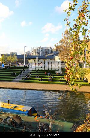 Colori autunnali su Granary Square, vicino al canale Regents, a Kings Cross, a nord di Londra, Regno Unito Foto Stock