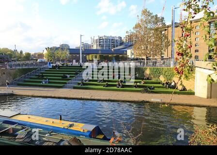 Colori autunnali su Granary Square, vicino al canale Regents, a Kings Cross, a nord di Londra, Regno Unito Foto Stock