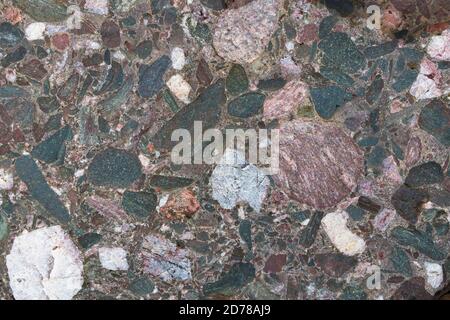 Primo piano Vista di una struttura di roccia conglomerata, Gairloch, Highlands nordoccidentali della Scozia, Regno Unito Foto Stock