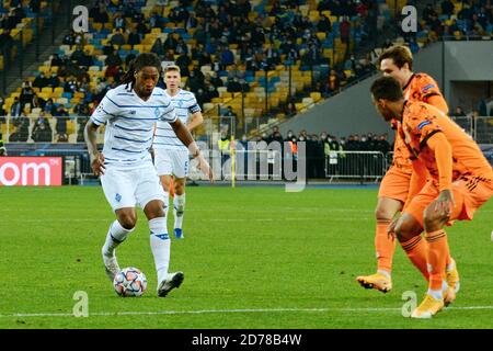 KYIV, UCRAINA - 20 OTTOBRE 2020 - i giocatori del FC Dynamo Kyiv (divisa bianca) e del Juventus FC (divisa arancione) sono visti in azione durante la partita della UEFA Champions League Matchday 1 Group G alla NSC Olimpiyskiy di Kyiv (foto di Aleksandr Gusev / Pacific Press) Foto Stock