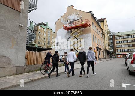 Linköping, Svezia 20201001 questa settimana, il progetto di arte di strada ARTSCAPE FORM è stato ufficialmente avviato a Östergötland. L'artista Stina Folkebrant dipinge un grande murale nella Linköping centrale. Foto di Jeppe Gustafsson Foto Stock