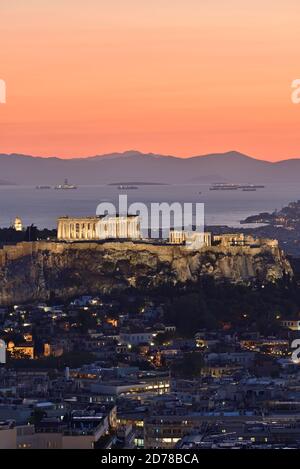 Acropoli di Atene sotto nuova illuminazione, durante il tramonto Foto Stock