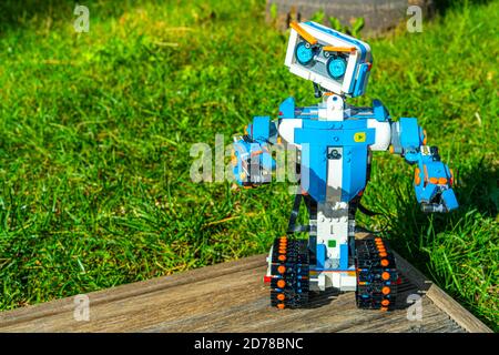 Nizza, Francia 16 ottobre 2020. Robotica. L'auto robot Lego Boost. Scienza, tecnologia. Sfondo esterno Foto Stock