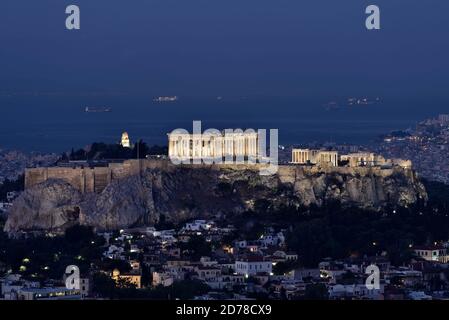 Vista dell'Acropoli di Atene sotto nuova illuminazione, dalla collina di Lycabettus all'alba Foto Stock