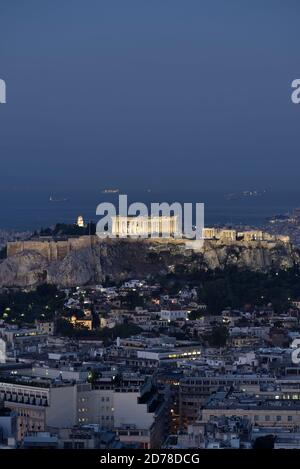 Vista dell'Acropoli di Atene sotto nuova illuminazione, dalla collina di Lycabettus all'alba Foto Stock