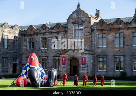 Gli studenti universitari dell'Università di St Andrews esamineranno da vicino Philip the Lobster nel St Salvator's Quad, St Andrews. Foto Stock