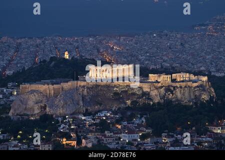 Vista dell'Acropoli di Atene sotto nuova illuminazione, dalla collina di Lycabettus all'alba Foto Stock