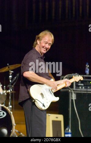 Spencer Davis torna alle sue radici a Swansea per giocare insieme agli Animali e amici durante un concerto presso la Brangwyn Hall di Swansea il 12 settembre 2007. Foto Stock