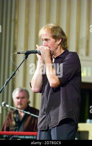 Spencer Davis torna alle sue radici a Swansea per giocare insieme agli Animali e amici durante un concerto presso la Brangwyn Hall di Swansea il 12 settembre 2007. Foto Stock