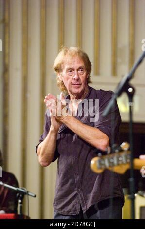 Spencer Davis torna alle sue radici a Swansea per giocare insieme agli Animali e amici durante un concerto presso la Brangwyn Hall di Swansea il 12 settembre 2007. Foto Stock