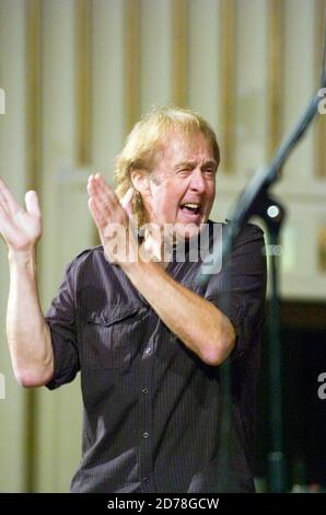 Spencer Davis torna alle sue radici a Swansea per giocare insieme agli Animali e amici durante un concerto presso la Brangwyn Hall di Swansea il 12 settembre 2007. Foto Stock